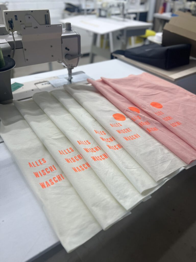 Rotkreuz Upcycling: Ein Kreislauf aus Handarbeit und sozialem Engagement